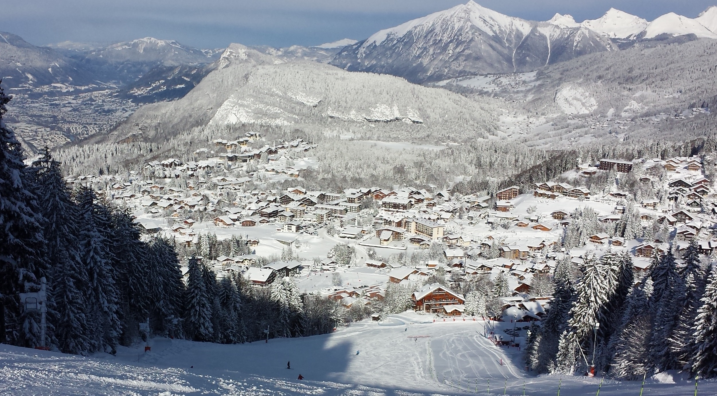 Les Carroz: traditional village with chalets